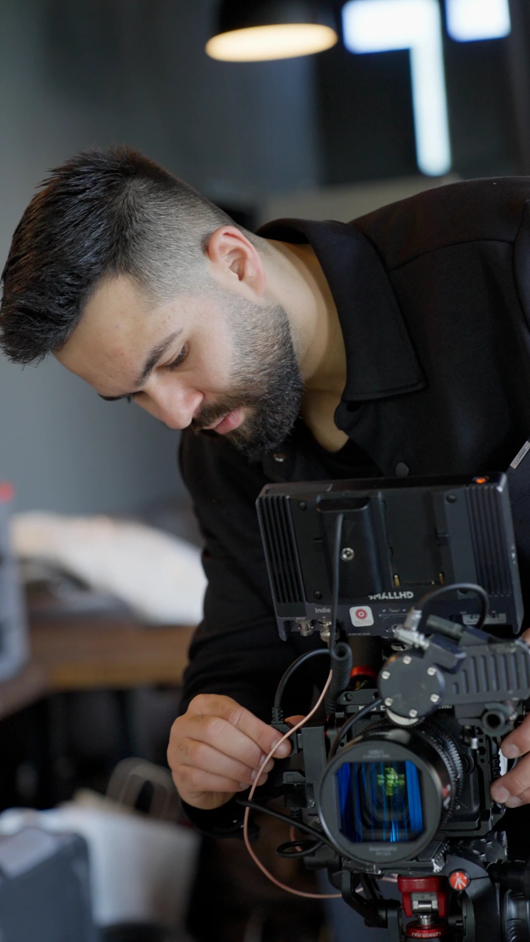 Kameraequipment wird am Set vorbereitet